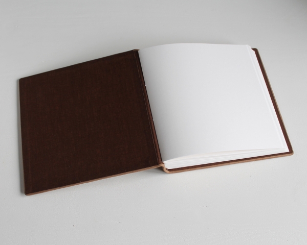 Gästebuch - Album "Goldene Herz" aus braunem Nubukleder, mittelgroß